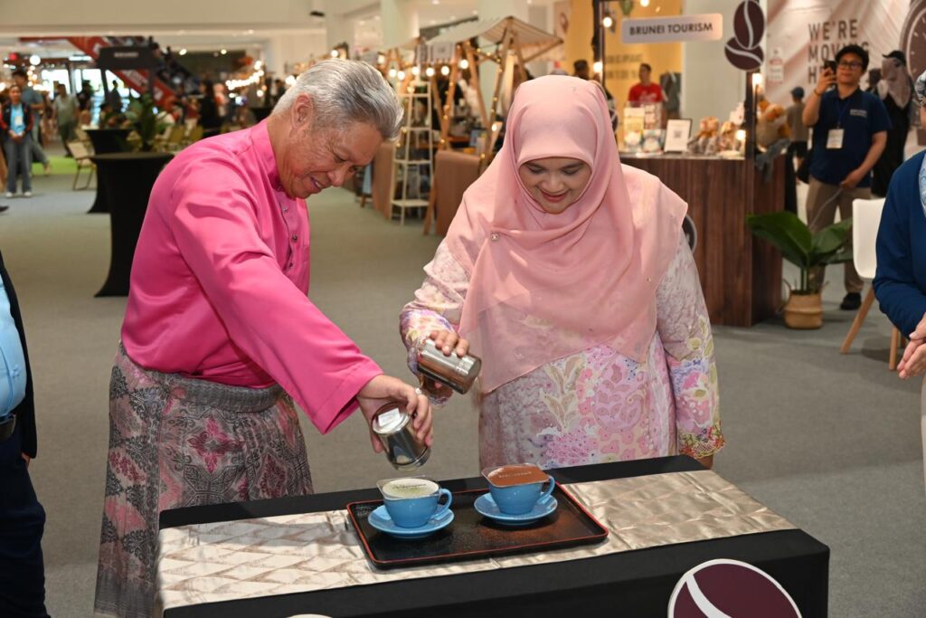 Brunei Coffee Trail在马来西亚的Kota Kinabalu展示当地啤酒