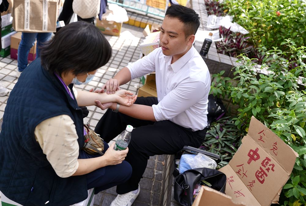 Good Samaritans rush to aid victims of Hong Kong residential block fire