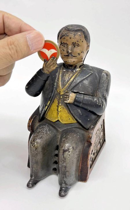 Popularity of piggy banks showcased at Japanese bank’s museum