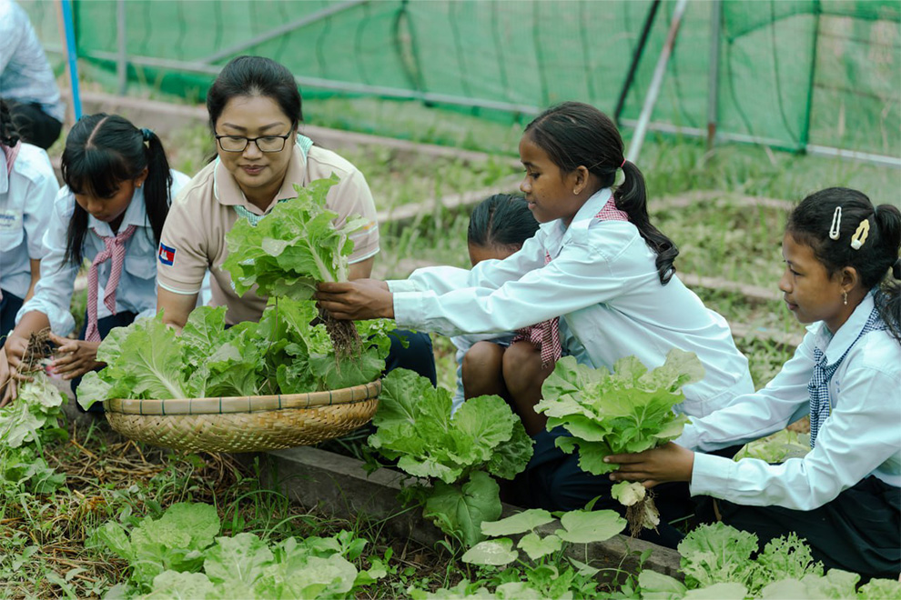 Cambodian frontline soldiers, displaced families receive support through ‘Vegetables of Love’