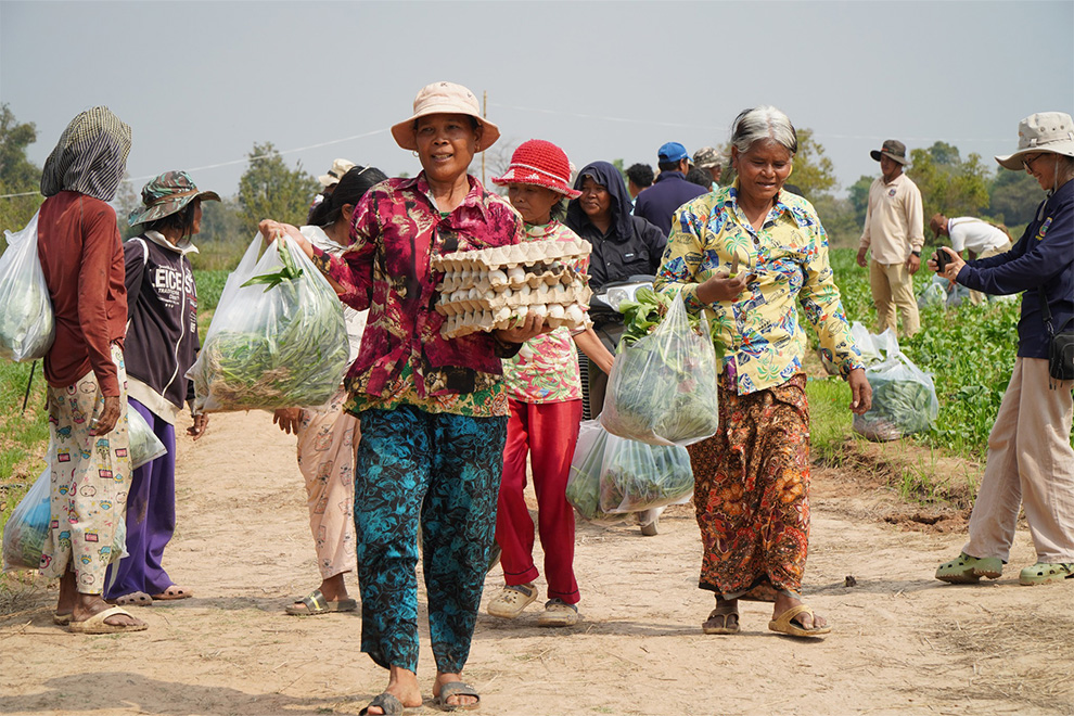 Cambodian frontline soldiers, displaced families receive support through ‘Vegetables of Love’