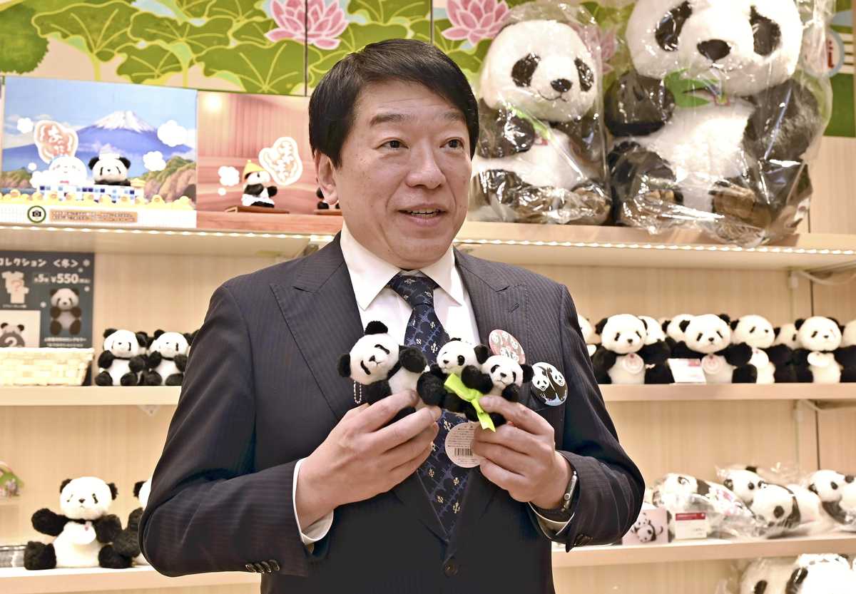 Giant panda fans bid farewell to twins at Japan's Ueno Zoo, shop