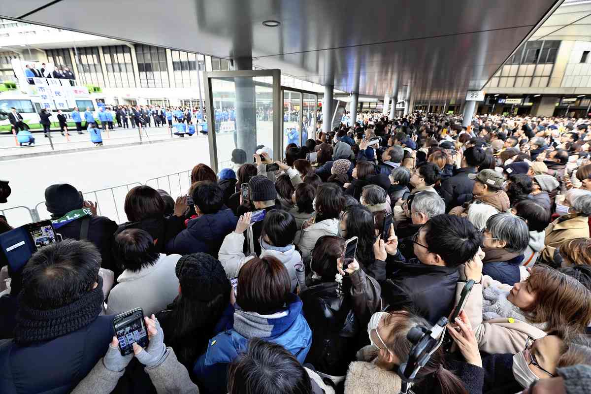 A large crowd gathers to hear Prime Minister Sanae Takaichi deliver a stump speech in support of a local candidate in front of JR Himeji Station in Hyogo Prefecture on Jan. 29. PHOTO: THE YOMIURI SHIMBUN