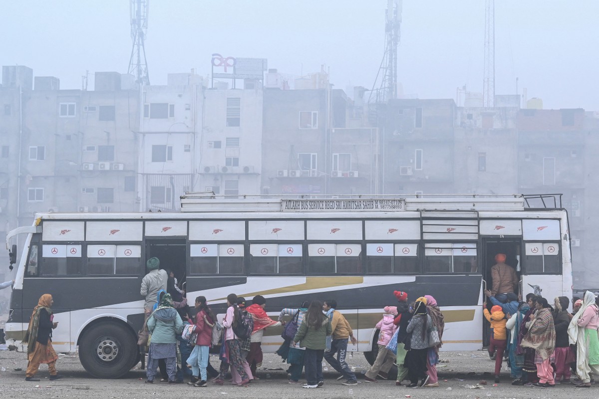 भारत में बस में आग लगने से 14 लोग झुलसे