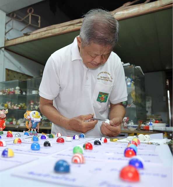 Retired Vietnamese teacher turns eggshells into World Cup mascots