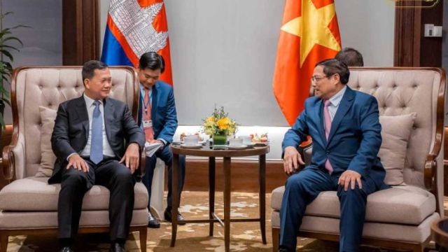 14_12_2023_prime_hun_manet_left_and_vietnamese_prime_minister_pham_minh_chinh_met_for_talks_at_in_hanoi_on_december_12_stpm.jpg