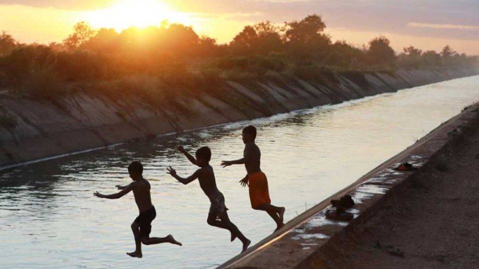 14_3_2024_children_enjoy_a_dip_in_a_canal_on_a_hot_summer_day_in_battambang_province_s_koas_kralor_district_in_2023_hong_menea.jpg