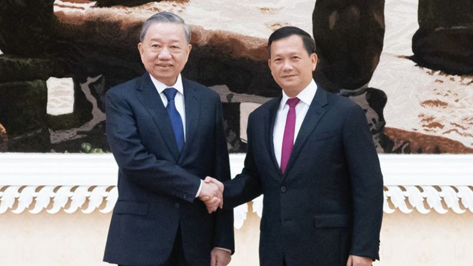 15_7_2024_vietnamese_president_to_lam_left_shakes_hand_with_prime_minister_hun_manet_during_their_july_13_meeting_in_phnom_penh_stpm.jpg