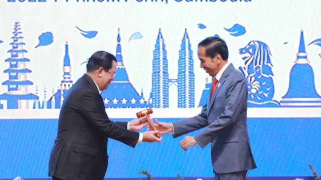 16_11_2023_Former-Prime-Minister-Hun-Sen-hands-the-ASEAN-Chairmans-gavel-to-Indonesian-President-Joko-Widodo-in-Phnom-Penh-on-November-13-2022.-HONG-MENEA-1.jpg