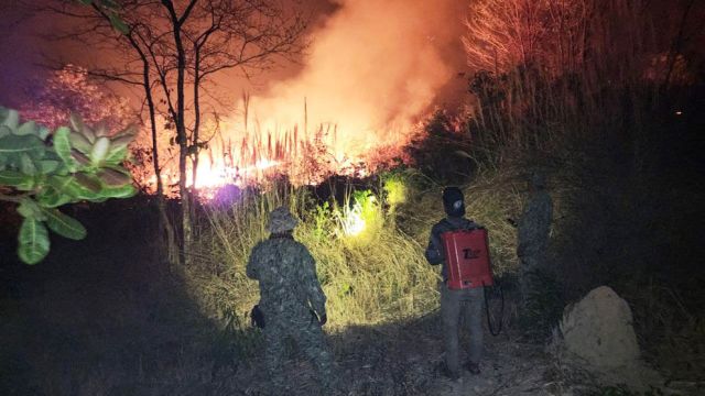 18_3_2024_p2_s1_topic_15_authorities_put_out_forest_fires_at_monivong_bokor_national_park_in_kampot_town_on_mar_16_2024_by_ministry_of_environment_2_.jpg