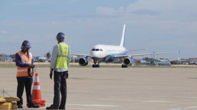 19_11_2023_Ground-crew-observe-a-passenger-aircraft-taxiing-at-Phnom-Penh-International-Airport-last-August.-Heng-Chivoan.jpg