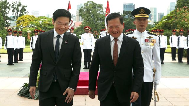 19_6_2024_singaporean_prime_minister_lawrence_wong_right_welcomes_prime_minister_hun_manet_to_singapore_on_june_18.jpg