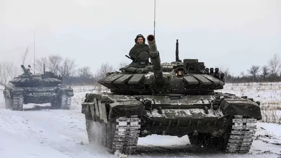 2022-02-15-Russian-tanks-during-exercises-near-Ukraine.webp
