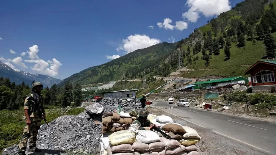 2022-11-22T141531Z1139604902RC21RX9V3MXDRTRMADP3INDIA-KASHMIR.webp