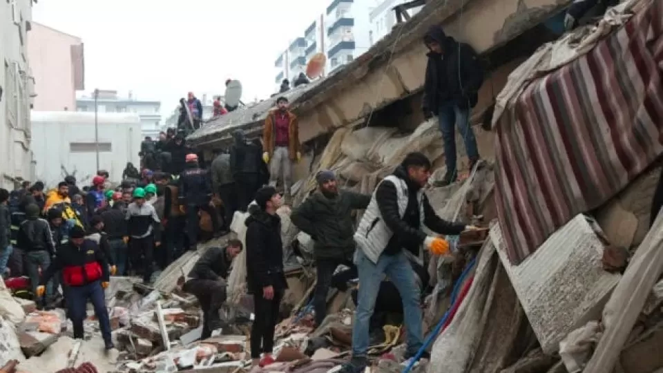 2023-02-08-Rescuers-search-for-survivors-in-rubble-after-quake-in-Turkey.webp