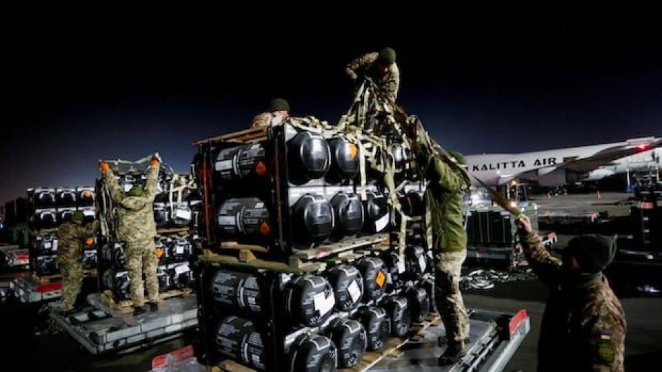 2023-03-20-Javelin-anti-tank-missiles-being-unloaded-in-Ukraine.jpeg