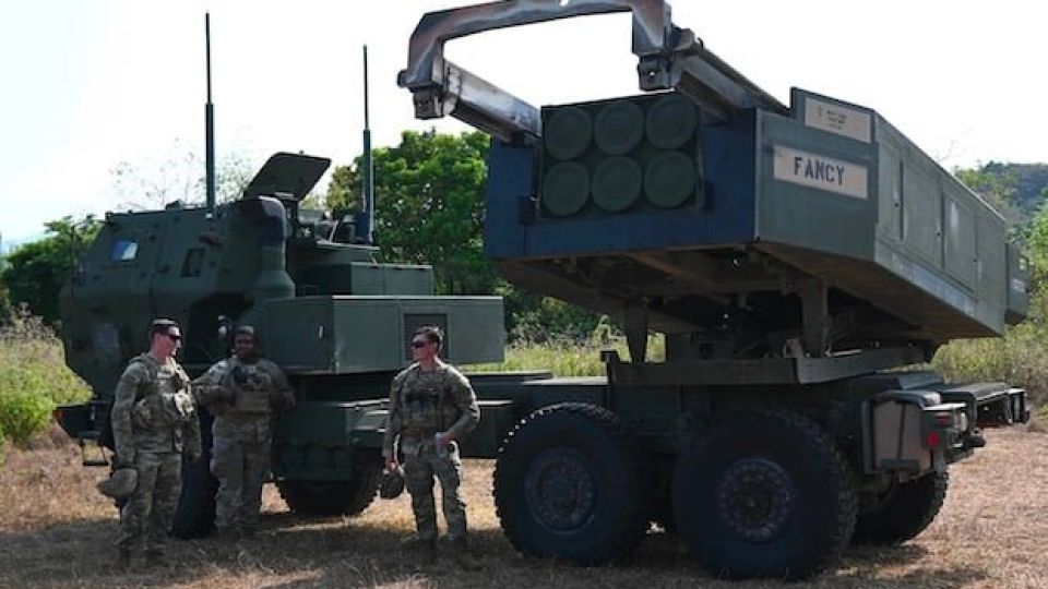 2023-04-10-US-Army-soldiers-standing-next-to-their-high-mobility-artillery-rocket-system-HIMARS.jpeg