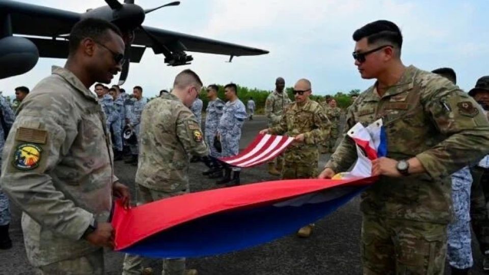 2023-05-02-US-soldiers-folding-a-Philippine-flag.jpg