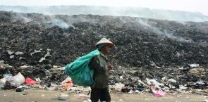 Hundreds still sheltering as fire blazes at landfill in Indonesia