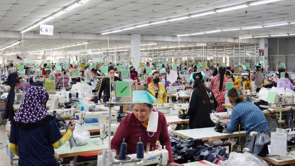 21_12_2023_garment_workers_assemble_clothing_for_export_with_their_sewing_machines_at_a_factory_in_kandal_province_s_ang_snoul_district_on_january_20_yousos_apdoulrashim.jpg