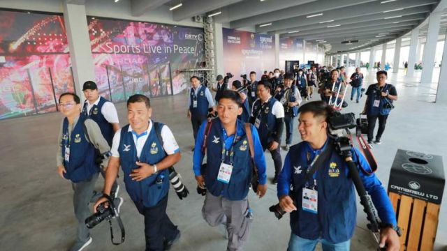 21_12_2023_journalists_cover_the_32nd_sea_games_at_the_morodok_techo_national_stadium_in_may_hong_menea.jpg