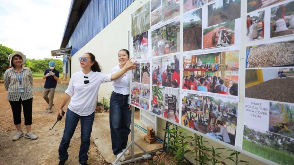21_12_2023_muth_chakrya_with_walkie_talkie_in_hand_presents_pictures_of_her_cashew_processing_facility_in_siem_bok_district_stung_treng_province_on_december_1_hong_menea.jpg