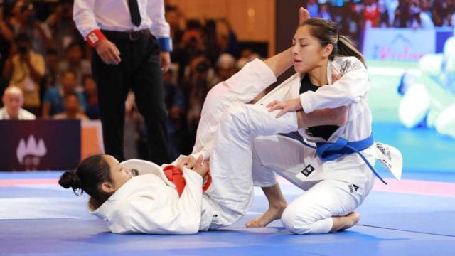 21_1_2024_jessa_khan_right_searches_for_a_tighter_hold_on_her_opponent_during_the_women_s_ne_waza_ju_jitsu_event_at_last_year_s_sea_games_hong_menea.jpg