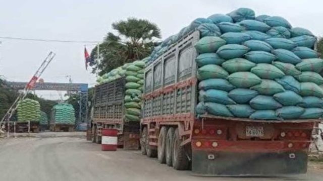 21_3_2024_trucks_loaded_with_rice_destined_for_vietnam_in_prey_veng_province_s_preah_sdech_district_iin_the_past_fn.jpg