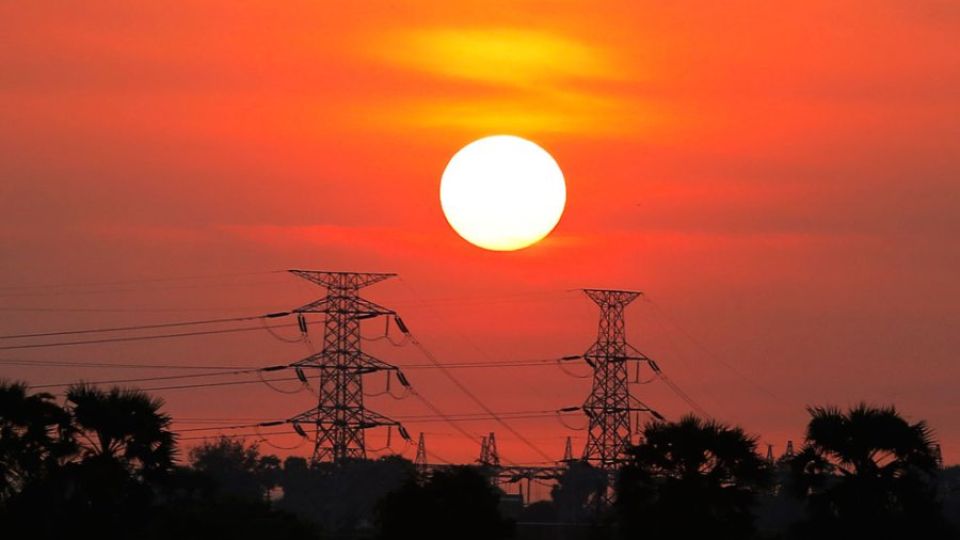 22_1_2024_topic_7_sunrise_with_electric_poles_in_snoul_district_kratie_province_in_2022_by_hong_menea.jpg