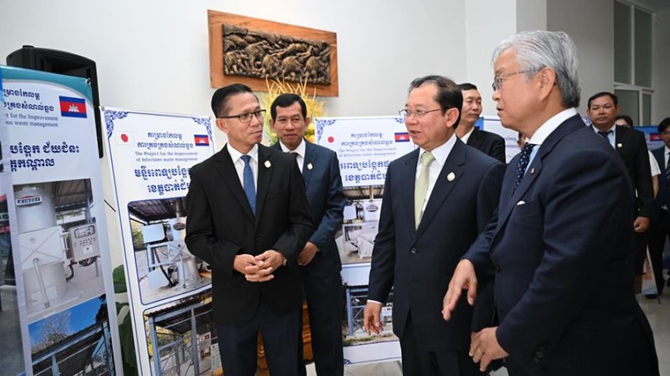 23_1_2025_japanese_ambassador_ueno_atsushi_right_and_health_minister_chheang_ra_second_from_right_attend_the_january_22_handover_ceremony_of_29_medical_incinerators.jpg