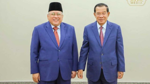 25_12_2023_former_prime_minister_hun_sen_right_meets_with_malaysian_special_envoy_ahmad_azam_abrahman_in_phnom_penh_on_december_23_shs.jpg