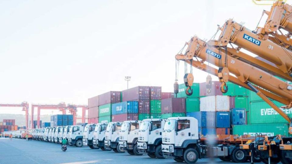 25_12_2023_port_equipment_is_lined_up_to_celebrate_the_inauguration_of_the_new_cranes_on_december_22_stpm.jpg