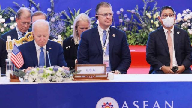 26_2_2024_assistant_secretary_for_east_asian_and_pacific_affairs_daniel_kritenbrink_centre_during_the_joint_asean_us_summit_in_phnom_penh_in_november_2022_hong_menea.jpg