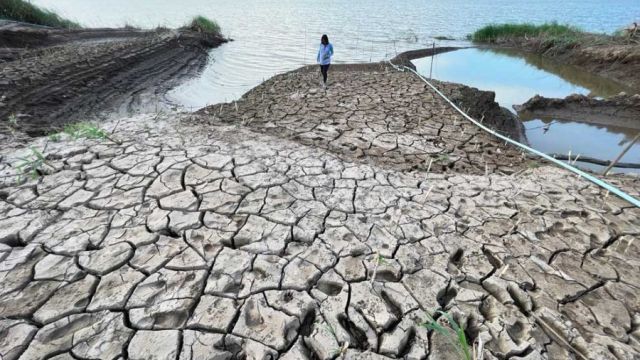 27_12_2023_a_dried_river_bank_in_koh_dach_commune_in_the_capital_s_chroy_changvar_district_hong_menea.jpg