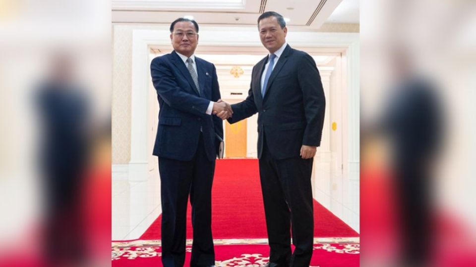 28_8_2024_north_korean_ambassador_to_cambodia_jang_yun_gon_left_and_prime_minister_hun_manet_shake_hands_during_their_meeting_last_week_in_phnom_penh_stpm.jpg