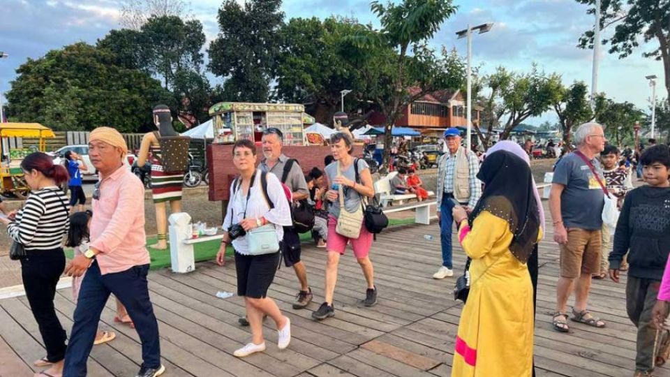 29_11_2023_Tourists-visit-Boeung-Yeak-Loam-in-Ratanakkiri-province-on-November-28.-ministry-of-Tourism.jpg