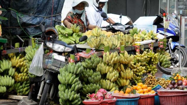 29_1_2024_a_woman_sells_bananas_on_the_street_in_phsar_thmey_i_commune_in_the_capital_s_daun_penh_district_on_january_3_heng_chivoan.jpg