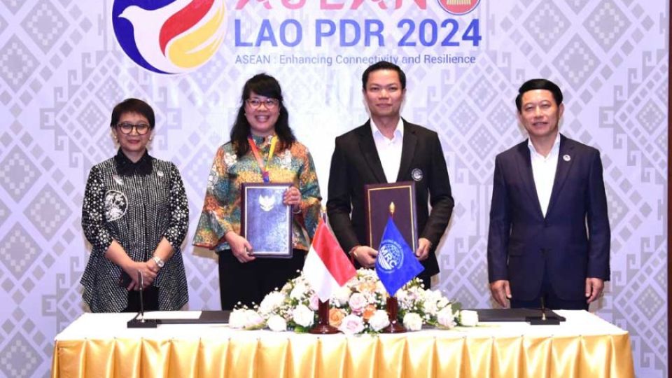 29_1_2024_laos_foreign_minister_saleumxay_kommasith_centre_right_and_his_indonesian_counterpart_retno_marsudi_during_the_mou_signing_mrc.jpg