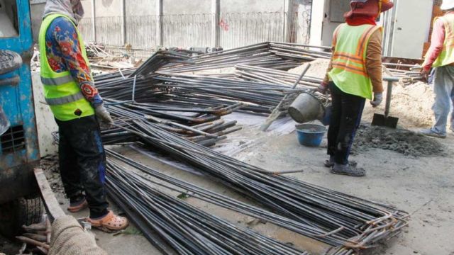2_1_2024_construction_workers_prepare_steel_in_phnom_penh_s_chamkarmon_district_heng_chivoan.jpg