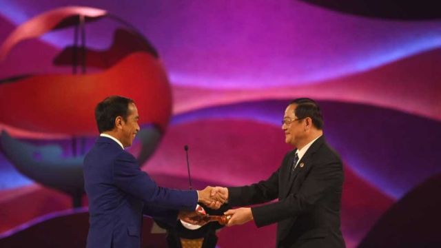 30_11_2023_Indonesian-President-Joko-Widodo-hands-the-ASEAN-Chairmanship-gavel-to-Laos-Prime-Minister-Sonexay-Siphandone-during-the-43rd-ASEAN-Summit-in-Jakarta-on-September-7.-ASEAN-Secretariat.jpg