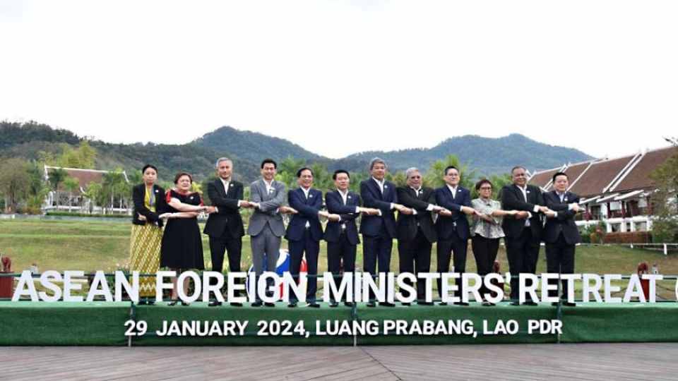 30_1_2024_asean_foreign_ministers_join_in_the_traditional_asean_handshake_during_the_amm_retreat_on_january_29_mfaic.jpg