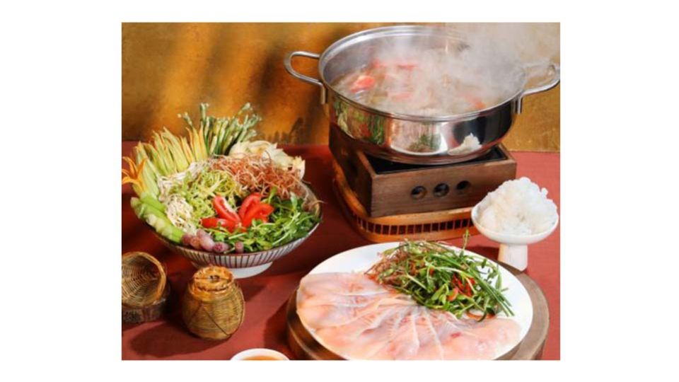 358898_Lau-bong-Hemibagrus-fish-hotpot-with-fresh-flowers-vegertable-1-1.jpg