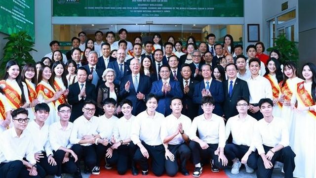 379417_4975693793841431_vna_potal_pm_wef_leader_hold_talks_with_vietnamese_youth_7638027.jpg