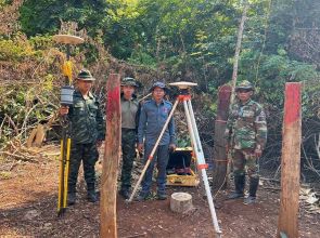Cambodian-Thai groups plant 44 of 277 temporary border posts between markers 42 and 43