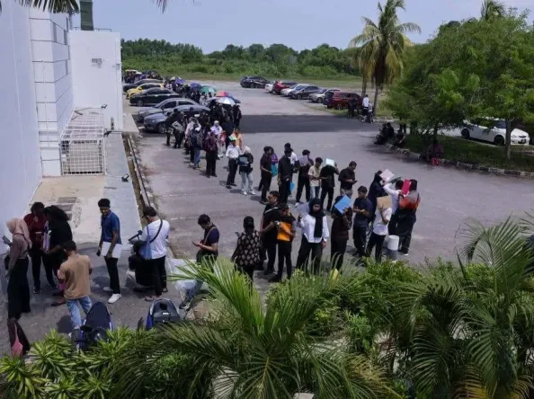 Over 1,000 Malaysians in 2km queue for jobs with starting pay of $1.1k