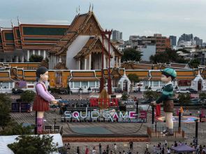 Giant “Squid Game” dolls land in Bangkok for final season spectacle