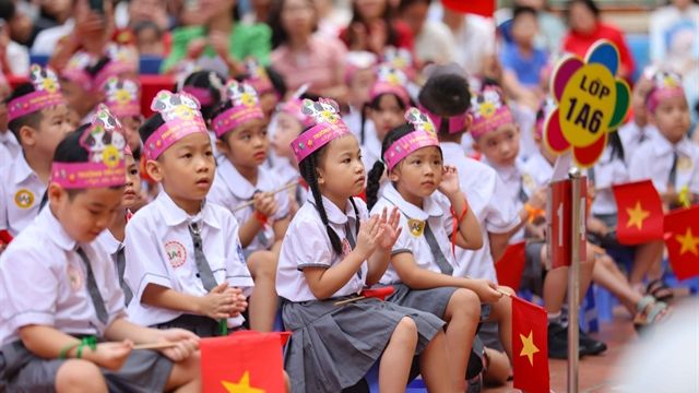 416374_vna_potal_han_hoan_ngay_dau_den_truong_cua_hoc_sinh_lop_1_7548648.jpg