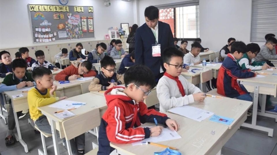 461201_students-at-English-exam.jpeg