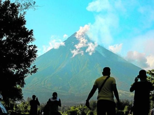 ‘Hazardous’ Mayon eruption looms; locals told to leave