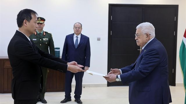 485496_5406739218072453_vna_potal_dai_su_nguyen_nam_duong_trinh_thu_uy_nhiem_len_tong_thong_palestine___8597056.jpg